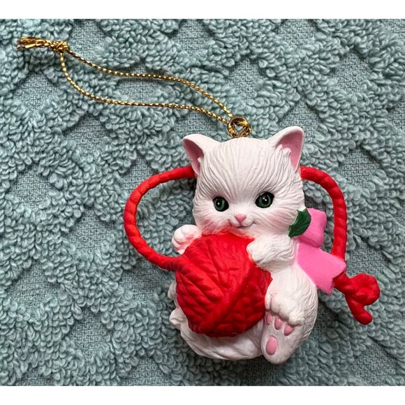 Gibson Greetings 1993 Christmas Collectibles Christmas Kitty Ornament With Yarn - Picture 2 of 7